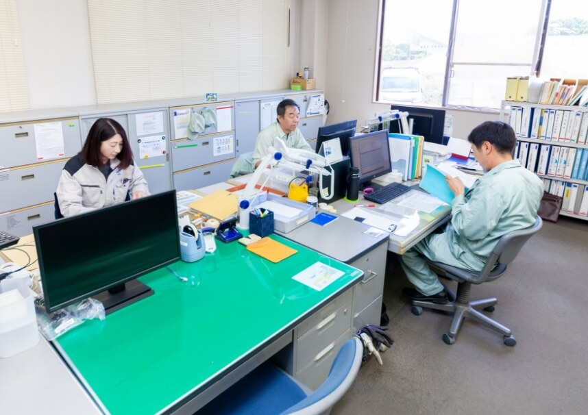 山口営業所 室内作業風景